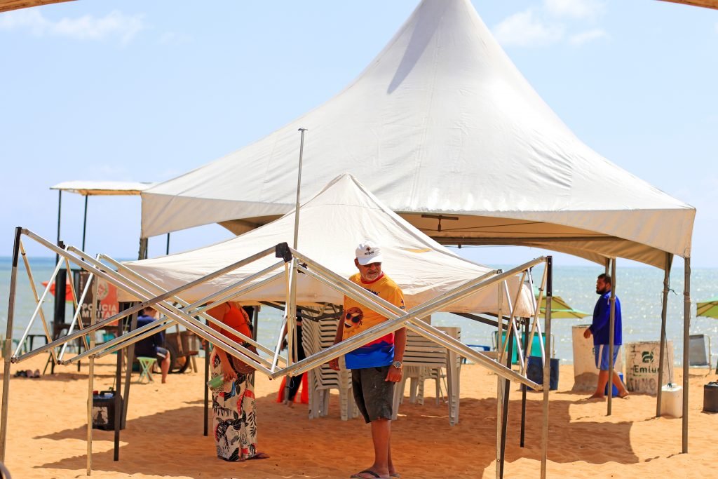 Famílias Chegam Cedo Na orla Da Capital Para Montar Tendas para O réveillon
